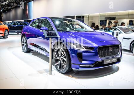 Brüssel, Belgien, Jan 2020 elektrischer Jaguar I-PACE SUV mit Hochspannungsbatterie, Elektromotor Motor Motor, Brüssel Motor Show, Jaguar EV SUV Stockfoto