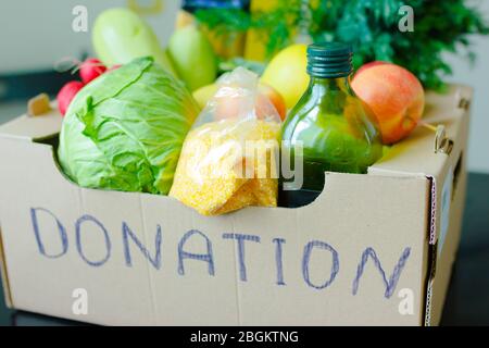 Spende Box Lebensmittel Lieferung während Coronavirus. COVID-19 Hilfsgelder und Spenden. Spenden für wohltätige Zwecke Stockfoto