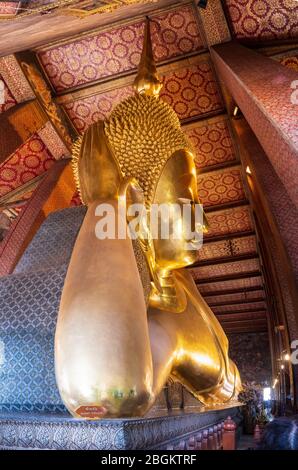 Wat Pho oder Wat Phra Chetuphon ist der größte und älteste Wat in Bangkok. Es ist die Heimat von mehr als 1,000 Buddha-Bilder, mehr als jeder andere Thai-Tempel. Stockfoto