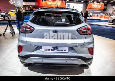 Brüssel, Belgien, Jan 2020 Ford Puma Ecobost Hybrid, Brussels Motor Show, moderner, glänzender Subcompact Crossover SUV der Ford Motor Company Stockfoto