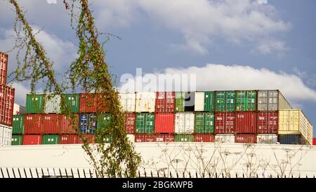 Internationaler Versand Container Terminal. Stapel von intermodalen Containern für den globalen Handel und den Frachthandel. Außenhafen, Hafen von Oakland. Stockfoto