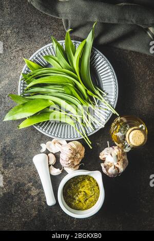 Bärlauch-Pesto und grüne Ramsons-Blätter. Draufsicht. Stockfoto