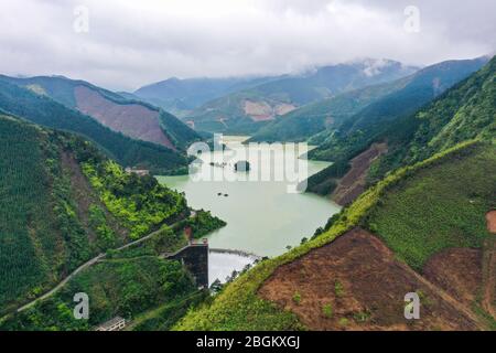 Eine Luftaufnahme des oberen Endes des Reservoirs im Bezirk Quanzhou, Stadt Guilin, südchinesische autonome Region Guangxi Zhuang, 30. März 2020. Stockfoto