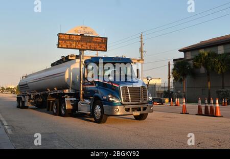 FORT LAUDERDALE, FLORIDA - APRIL 22: Die Rohöl-Lastwagen kommen und gehen in Port Everglades in Fort Lauderdale, Florida. Die Öl-Futures bewegten sich zum ersten Mal unter Null, während die wirtschaftlichen Turbulenzen durch die Coronavirus-Krise weiter andauern.am 22. April 2020 Menschen: Öl-Trucks Quelle: Storms Media Group/Alamy Live News Stockfoto