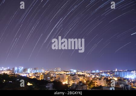 BANGALORE , INDIEN : APRIL 21,2020 : Luftbild von Bangalore Stadt und Star Trail während Mitternacht , da die Sperre Luftqualität verbessert wird und th Stockfoto