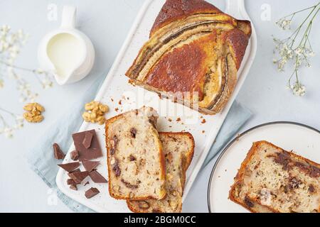 Bananenbrot. In Scheiben geschnittene Torte mit Banane, Schokolade, Walnuss. Traditionelle amerikanische Küche Stockfoto