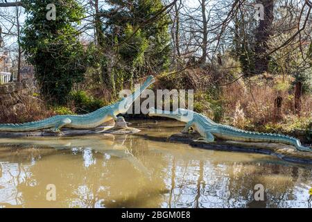 Dinosaurierskulpturen im Crystal Palace Park, London Stockfoto