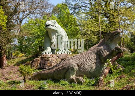 Dinosaurierskulpturen im Crystal Palace Park, London Stockfoto