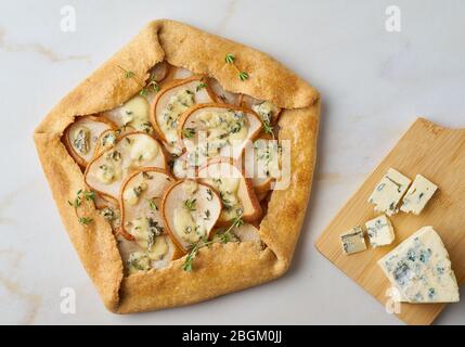 Pear Galett mit blauem Käse, pikanter Torte, Marmortisch, Draufsicht Stockfoto