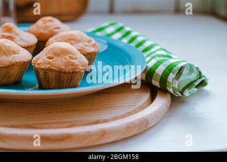 Dekorierte hausgemachte Muffins auf einem blauen Teller. Stockfoto