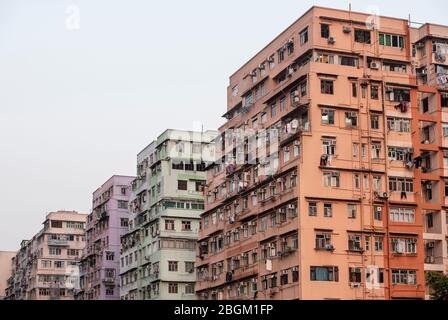 Hongkong, China. April 2020. Bunte Wohngebäude und Wohnungen sind in Hong Kong zu sehen. Quelle: SOPA Images Limited/Alamy Live News Stockfoto