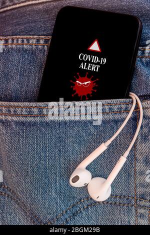 Smartphone mit Covid-19-Warnmeldung. Stockfoto