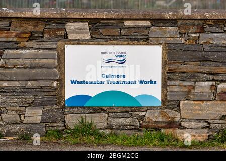 Culmore, UK - 9. April 2020: Das Schild für Culmore Abwasserbehandlung funktioniert direkt vor der Stadt Derry Stockfoto