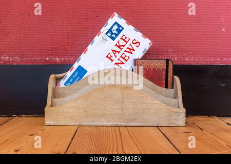 Fake News Konzept. Buchstabe A im Vintage-Briefhalter. Stockfoto