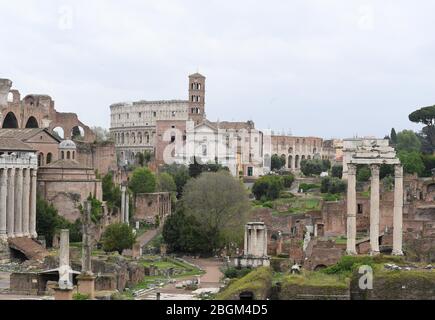 (200422) -- ROM, 22. April 2020 (Xinhua) -- das am 21. April 2020 aufgenommene Foto zeigt die Fori Imperiali in Rom, Italien. Vor genau einem Jahr war Marco Trevisiani als ein römischer Zenturio gekleidet und marschierte in Formation mit einer kleinen Gruppe ähnlich kostümierter Soldaten im Circus Maximus, einem langen Park in Rom, der in der Antike Schauplatz eines Stadions war, das für Wagenrennen gebaut wurde. Die Gruppe der Reenactors ist Teil einer Versammlung jedes Jahr am 21. April, dem Datum, als - der Legende nach - Rom gegründet wurde, im Jahr 753 v. Chr.. Aber in diesem Jahr, dem 27 73. Jahrestag Roms, werden alle zu Hause bleiben. Es Stockfoto