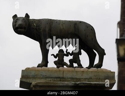 (200422) -- ROM, 22. April 2020 (Xinhua) -- Foto aufgenommen am 21. April 2020 zeigt die Wölfin mit Romulus und Remus Statue in Rom, Italien. Vor genau einem Jahr war Marco Trevisiani als ein römischer Zenturio gekleidet und marschierte in Formation mit einer kleinen Gruppe ähnlich kostümierter Soldaten im Circus Maximus, einem langen Park in Rom, der in der Antike Schauplatz eines Stadions war, das für Wagenrennen gebaut wurde. Die Gruppe der Reenactors ist Teil einer Versammlung jedes Jahr am 21. April, dem Datum, als - der Legende nach - Rom gegründet wurde, im Jahr 753 v. Chr.. Aber dieses Jahr, Roms 27 73. Jahrestag, everyo Stockfoto