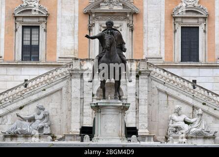 (200422) -- ROM, 22. April 2020 (Xinhua) -- das am 21. April 2020 aufgenommene Foto zeigt die Skulptur von Marco Aurelio in Rom, Italien. Vor genau einem Jahr war Marco Trevisiani als ein römischer Zenturio gekleidet und marschierte in Formation mit einer kleinen Gruppe ähnlich kostümierter Soldaten im Circus Maximus, einem langen Park in Rom, der in der Antike Schauplatz eines Stadions war, das für Wagenrennen gebaut wurde. Die Gruppe der Reenactors ist Teil einer Versammlung jedes Jahr am 21. April, dem Datum, als - der Legende nach - Rom gegründet wurde, im Jahr 753 v. Chr.. Aber dieses Jahr, Roms 27.73. Jahrestag, werden alle bleiben Stockfoto