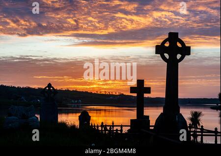 Timoleague, West Cork, Irland. April 2020. Die Sonne geht über dem Friedhof der Timoleague Abbey auf, um den 50. Jahrestag des Erdtags zu begehen. Der Erdtag wird auf der ganzen Welt gefeiert und ist ein Aufruf zum Handeln, um die Erde zu schützen. Credit: AG News/Alamy Live News Stockfoto