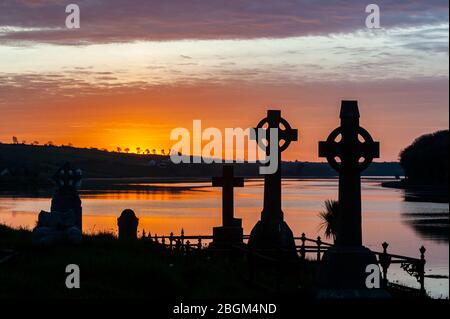 Timoleague, West Cork, Irland. April 2020. Die Sonne geht über dem Friedhof der Timoleague Abbey auf, um den 50. Jahrestag des Erdtags zu begehen. Der Erdtag wird auf der ganzen Welt gefeiert und ist ein Aufruf zum Handeln, um die Erde zu schützen. Credit: AG News/Alamy Live News Stockfoto