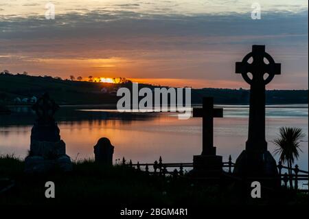 Timoleague, West Cork, Irland. April 2020. Die Sonne geht über dem Friedhof der Timoleague Abbey auf, um den 50. Jahrestag des Erdtags zu begehen. Der Erdtag wird auf der ganzen Welt gefeiert und ist ein Aufruf zum Handeln, um die Erde zu schützen. Credit: AG News/Alamy Live News Stockfoto