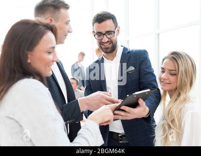 Nahaufnahme. Bild der Gruppe der Mitarbeiter am Arbeitsplatz Stockfoto