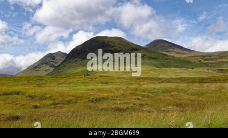 Creag an Fhirich (705M) mit Clach Leathad (1099M links) und Meall A' Bhuiridh (1108M rechts) vom West Highland Way in der Nähe der Bà Brücke, Rannoch Moor, Highl Stockfoto