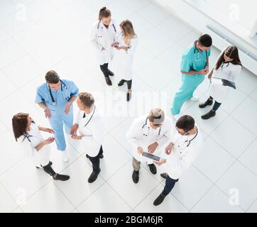 Draufsicht. Team von medizinischen Fachleuten diskutieren Themen zusammen. Stockfoto