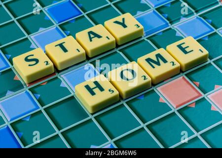 Bleiben Sie auf dem Wortspielbrett in Coronavirus Quarantäne Tagen zu Hause Stockfoto