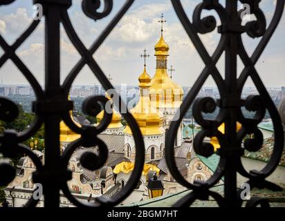 Kirche mit goldenen Kuppeln hinter dem Zaun in Kiew Pechersk Lavra Christian komplex. Alte historische Architektur in Kiew, Ukraine Stockfoto
