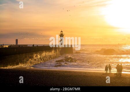 Felgueiras Leuchtturm am Ufer des Atlantischen Ozeans in Porto, Portugal bei Sonnenuntergang. Stockfoto