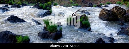 Wasser wirbelt an Felsen vorbei, bevor es über den Devils Throat Wasserfall, Iguacu Falls, Brasilien, stürzt Stockfoto
