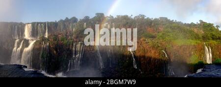 Panorama mit Regenbogen über den strömenden Strömen des Devils Kehlwasserfalls, Teil der Iguacu Wasserfälle, Brasilien, Südamerika Stockfoto