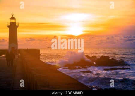 Felgueiras Leuchtturm am Ufer des Atlantischen Ozeans in Porto, Portugal bei Sonnenuntergang. Stockfoto