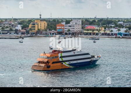 Cozumel, Mexiko - 24. April 2019: Passagierschiff Mexiko III fährt im Hafen von Cozumel, Mexiko. Stockfoto