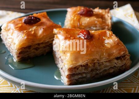 Türkische Süßigkeiten Baklava, hausgemachte Bäckerei, Nahaufnahme. Menüfoto. Gebäck, Walnüsse, Sirup. Stockfoto