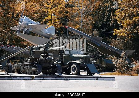 Rakete gesetzt, Langstreckengewehr, Raketen Kämpfer. Museum - ein Denkmal der Verteidigung von Odessa. Ukraine Stockfoto