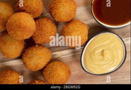 Holländischer traditioneller Snack Bitterbal auf einem Servierbrett, isoliert Stockfoto