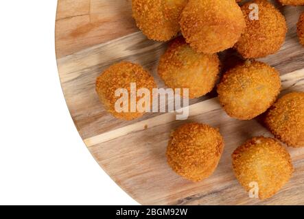 Holländischer traditioneller Snack Bitterbal auf einem Servierbrett, isoliert Stockfoto