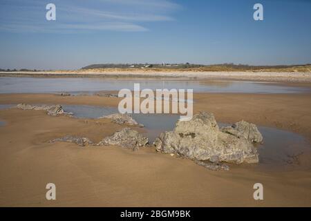 Newton Strand am Ende von Black Rocks mit Felsen neben Gezeitenpool an sonnigen Frühlingstag Stockfoto