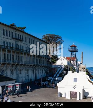 Die Bootsanlegestelle der Insel Alcatraz mit den Kasernen oder Appartments und dem Wachturm vom vorderen oder mittleren Teil der Insel Stockfoto