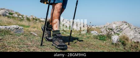 Älterer Mann, der Trekking im Freien praktiziert Stockfoto