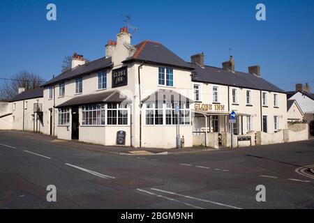 Das Globe Inn Public House und Restaurant an der Ecke Bridgend Road und Newton Nottage Road in Newton Village, Porthcawl Stockfoto