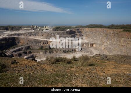 Cornelly Kalksteinbruch an einem sonnigen Frühlingsmorgen Stockfoto