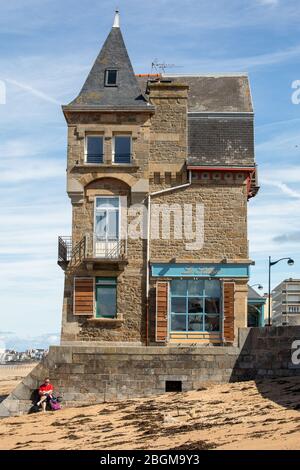 Saint-Malo, Frankreich - 14. September 2018: Blick von vorne auf die traditionellen Granithäuser entlang der Promenade in Saint-Malo. Bretagne, Frankreich Stockfoto