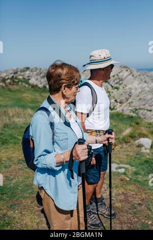 Älteres Paar, das Trekking im Freien praktiziert Stockfoto