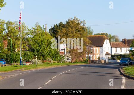 Ashford, Kent, Großbritannien. April 2020. UK Wetter: Ein weiterer heller und sonniger Start in den Morgen im Dorf Hamstreet in Ashford, Kent, während die Temperaturen weiter steigen. Die leeren Straßen des Dorfes Hamstreet. © Paul Lawrenson 2020, Foto: Paul Lawrenson/ Alamy Live News Stockfoto