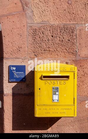 Wissembourg, Frankreich. September 2009. Eine gelbe Mailbox. Stockfoto