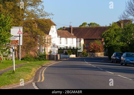 Ashford, Kent, Großbritannien. April 2020. UK Wetter: Ein weiterer heller und sonniger Start in den Morgen im Dorf Hamstreet in Ashford, Kent, während die Temperaturen weiter steigen. Die leeren Straßen des Dorfes Hamstreet. © Paul Lawrenson 2020, Foto: Paul Lawrenson/ Alamy Live News Stockfoto