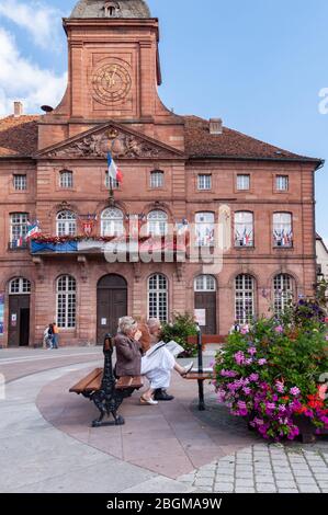 Wissembourg, Frankreich. September 2009. Rathaus, Place de la République. Stockfoto