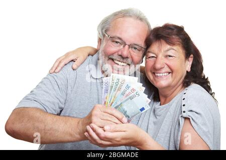 Lachende ältere Paare mit Euro-Banknoten in den Händen Stockfoto